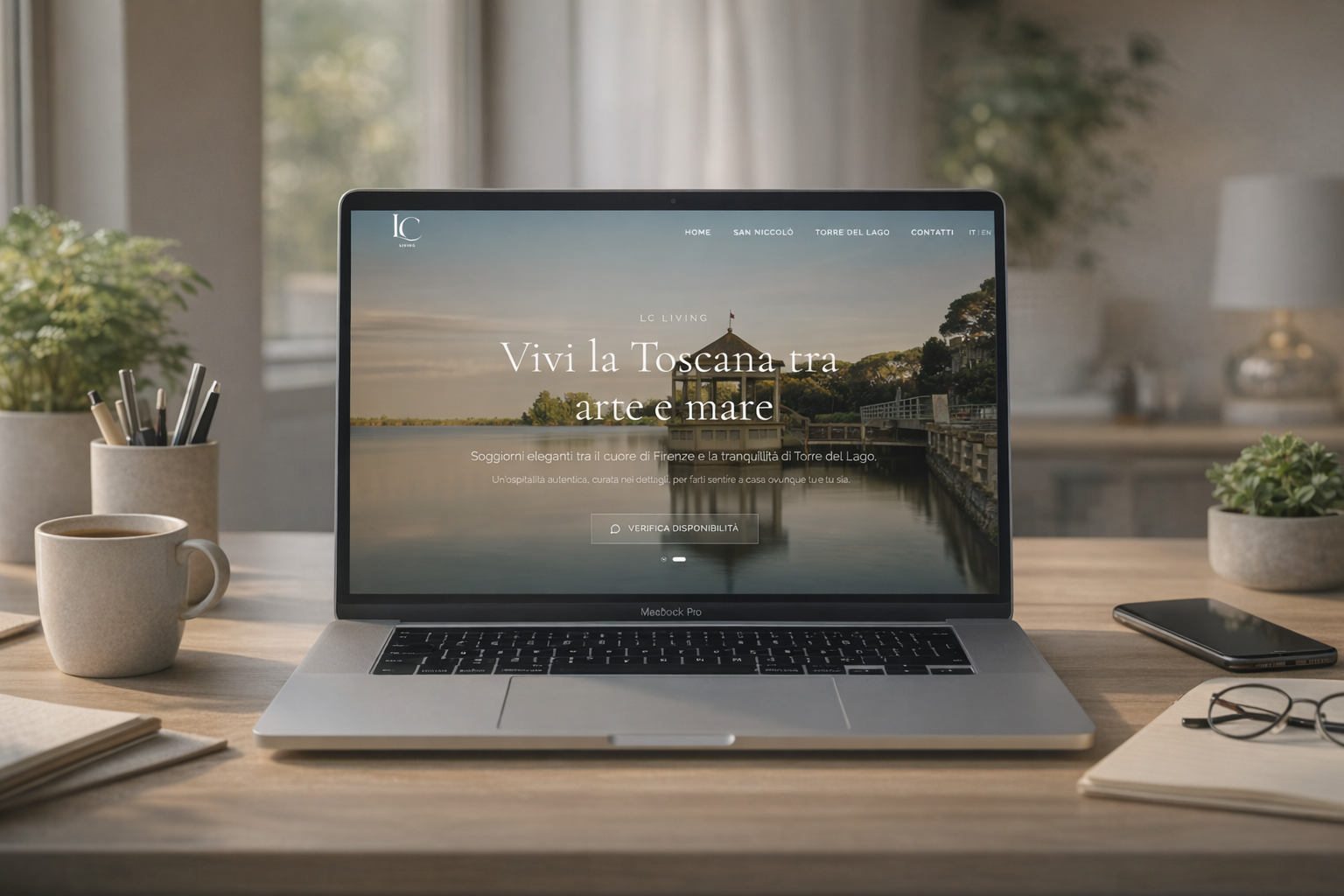 Mockup di un sito per struttura ricettiva visualizzato su MacBook